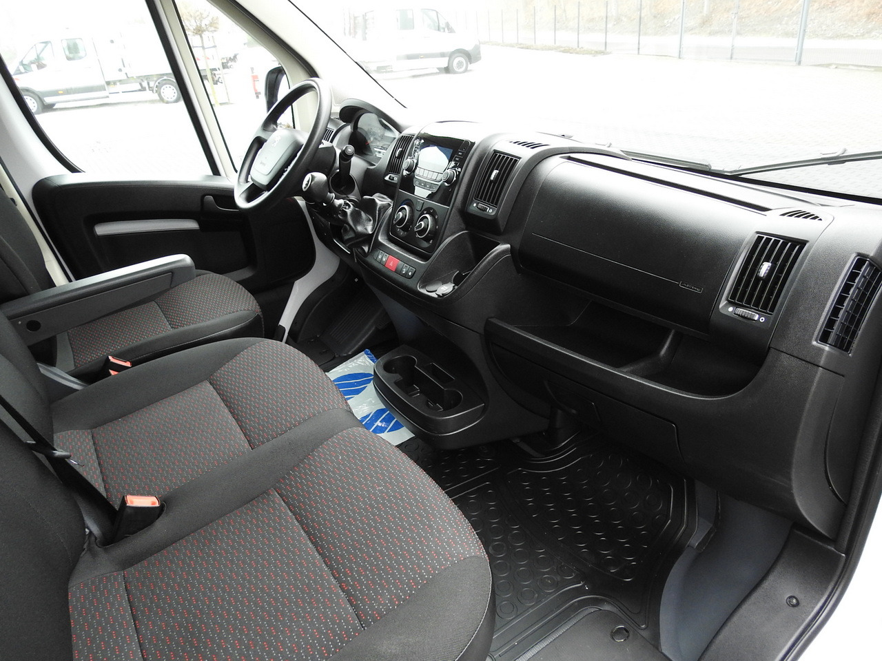 Carrinha de contentor PEUGEOT BOXER BOX LIFT 8 PALLETS CRUISE CONTROL AIR CONDITIONING  140HP: foto 35