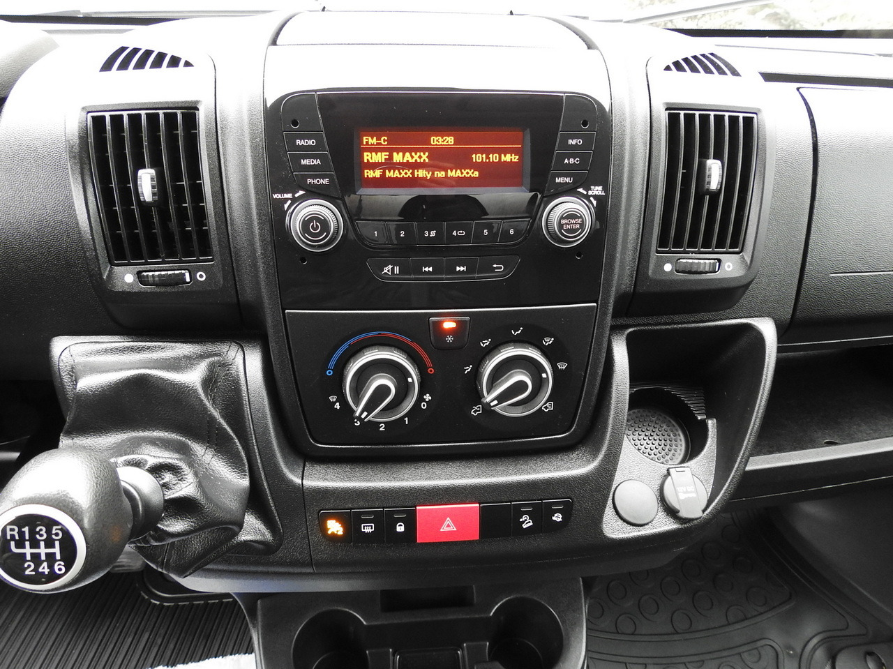Carrinha de contentor PEUGEOT BOXER BOX LIFT 8 PALLETS CRUISE CONTROL AIR CONDITIONING  140HP: foto 31