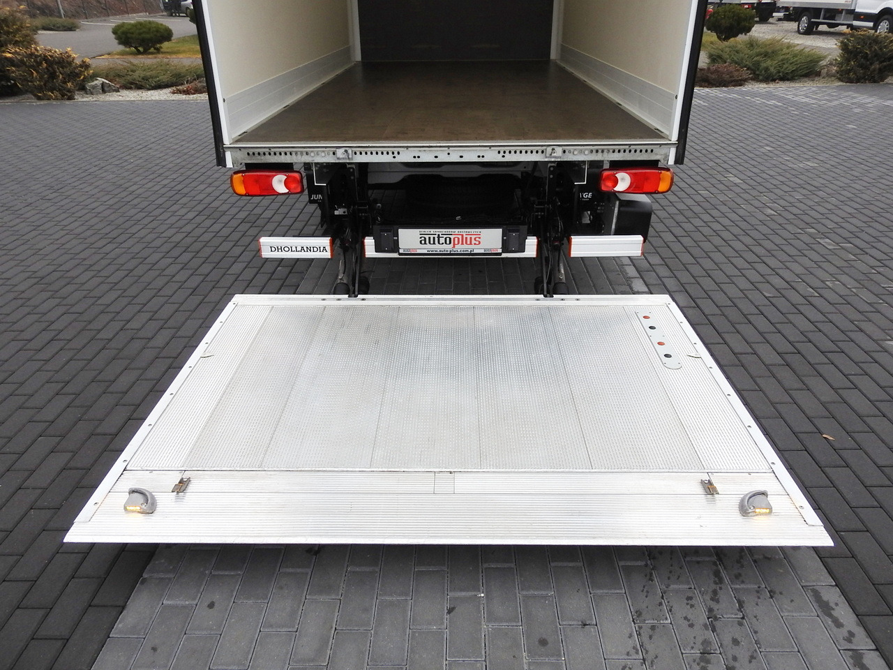 Carrinha de contentor PEUGEOT BOXER BOX LIFT 8 PALLETS CRUISE CONTROL AIR CONDITIONING  140HP: foto 21