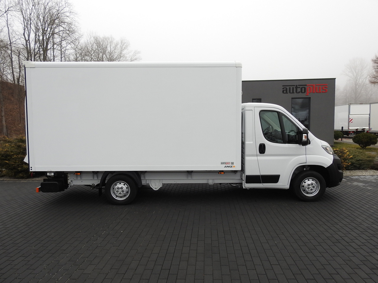 Carrinha de contentor PEUGEOT BOXER BOX LIFT 8 PALLETS CRUISE CONTROL AIR CONDITIONING  140HP: foto 7