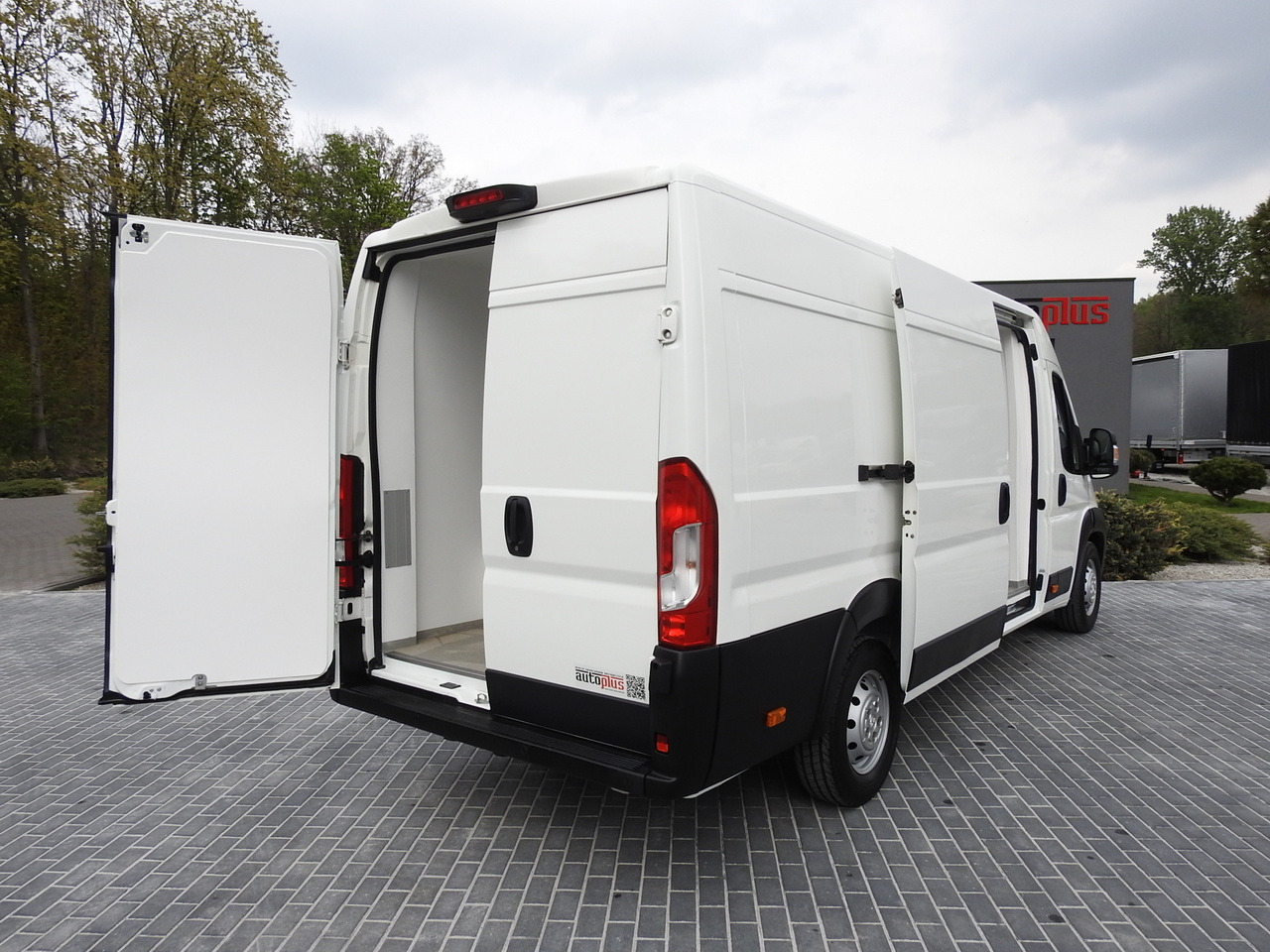 PEUGEOT BOXER REFRIGERATOR VAN 0*C CRUISE CONTROL NAVIGATION AIR CONDITIONING 135HP - Carrinha frigorífica: foto 3 PEUGEOT BOXER REFRIGERATOR VAN 0*C CRUISE CONTROL NAVIGATION AIR CONDITIONING 135HP - Carrinha frigorífica: foto 3