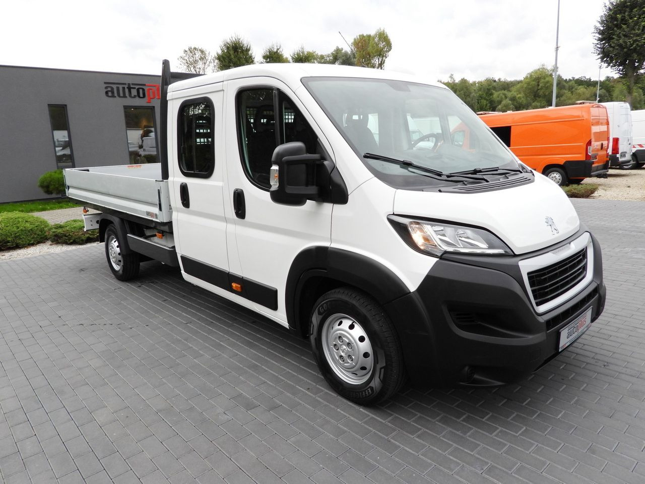 PEUGEOT BOXER STAKE BODY DOUBLE CABIN DOKA 7 SEATS CRUISE CONTROL AIR CONDITIONING 140HP - Carrinha cabine dupla: foto 4 PEUGEOT BOXER STAKE BODY DOUBLE CABIN DOKA 7 SEATS CRUISE CONTROL AIR CONDITIONING 140HP - Carrinha cabine dupla: foto 4