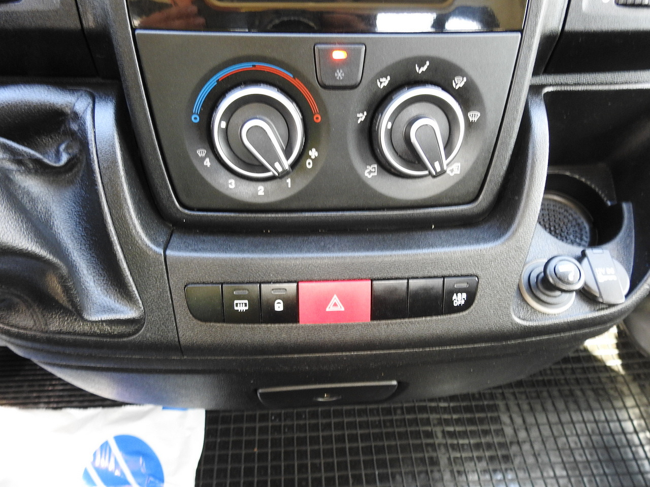 Carrinha basculante PEUGEOT BOXER THREE-WAY TIPPER  AIR CONDITIONING  130HP: foto 37