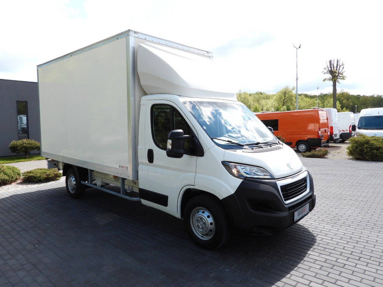 Peugeot BOXER KOFFER 8 PALETTEN TEMPOMAT KLIMAANLAGE Peugeot BOXER KOFFER 8 PALETTEN TEMPOMAT KLIMAANLAGE - Carrinha de contentor: foto 4 Peugeot BOXER KOFFER 8 PALETTEN TEMPOMAT KLIMAANLAGE Peugeot BOXER KOFFER 8 PALETTEN TEMPOMAT KLIMAANLAGE - Carrinha de contentor: foto 4