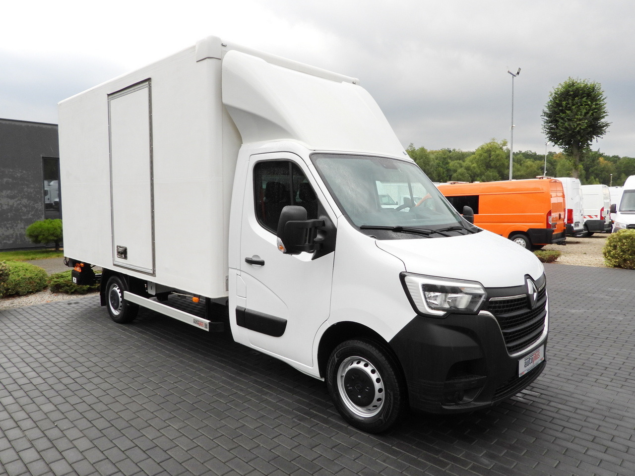 RENAULT MASTER BOX LIFT 8 PALLETS CRUISE CONTROL LED LIGHTS AIR CONDITIONING 145HP - Carrinha de contentor: foto 4 RENAULT MASTER BOX LIFT 8 PALLETS CRUISE CONTROL LED LIGHTS AIR CONDITIONING 145HP - Carrinha de contentor: foto 4