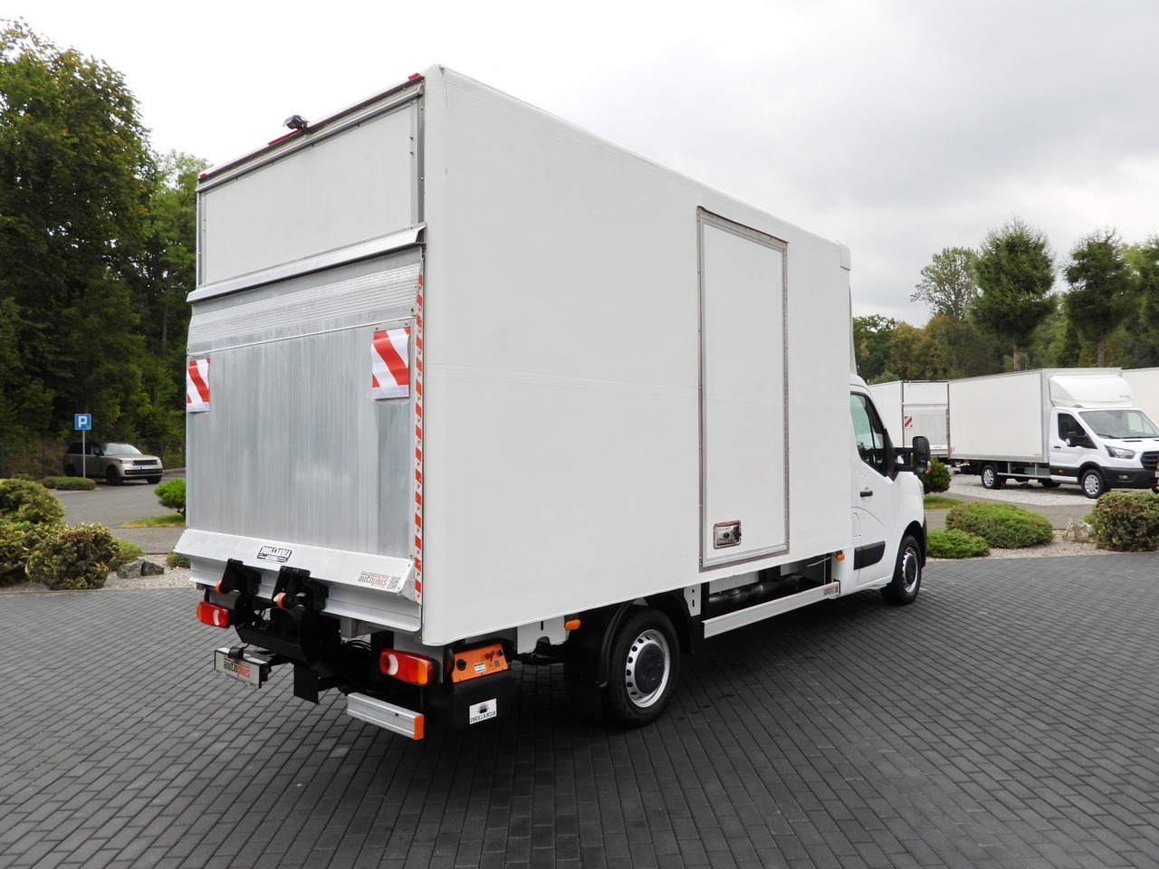 RENAULT MASTER BOX LIFT 8 PALLETS CRUISE CONTROL LED LIGHTS AIR CONDITIONING 145HP - Carrinha de contentor: foto 3 RENAULT MASTER BOX LIFT 8 PALLETS CRUISE CONTROL LED LIGHTS AIR CONDITIONING 145HP - Carrinha de contentor: foto 3