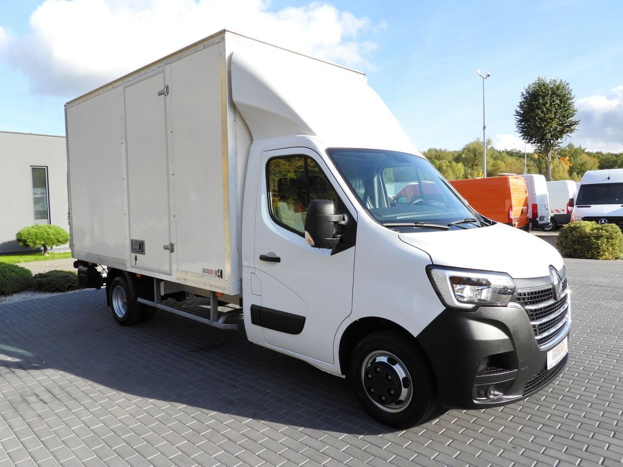 RENAULT MASTER BOX LIFT 8 PALLETS CRUISE CONTROL LED LIGHTS TWIN WHEELS AIR CONDITIONING  145HP - Carrinha de contentor: foto 4 RENAULT MASTER BOX LIFT 8 PALLETS CRUISE CONTROL LED LIGHTS TWIN WHEELS AIR CONDITIONING  145HP - Carrinha de contentor: foto 4