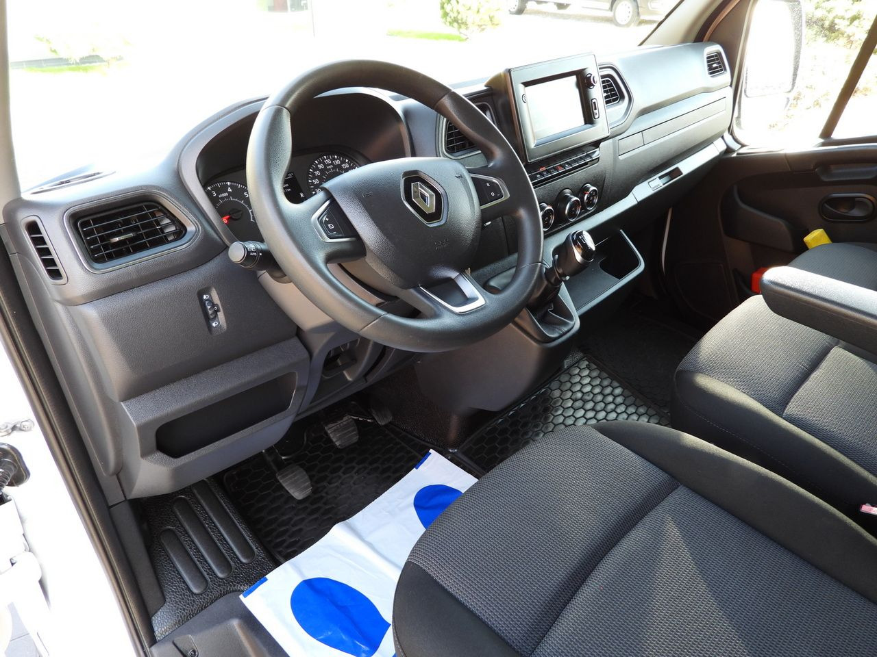 RENAULT MASTER BOX LIFT 8 PALLETS CRUISE CONTROL LED LIGHTS TWIN WHEELS AIR CONDITIONING  145HP - Carrinha de contentor: foto 2 RENAULT MASTER BOX LIFT 8 PALLETS CRUISE CONTROL LED LIGHTS TWIN WHEELS AIR CONDITIONING  145HP - Carrinha de contentor: foto 2