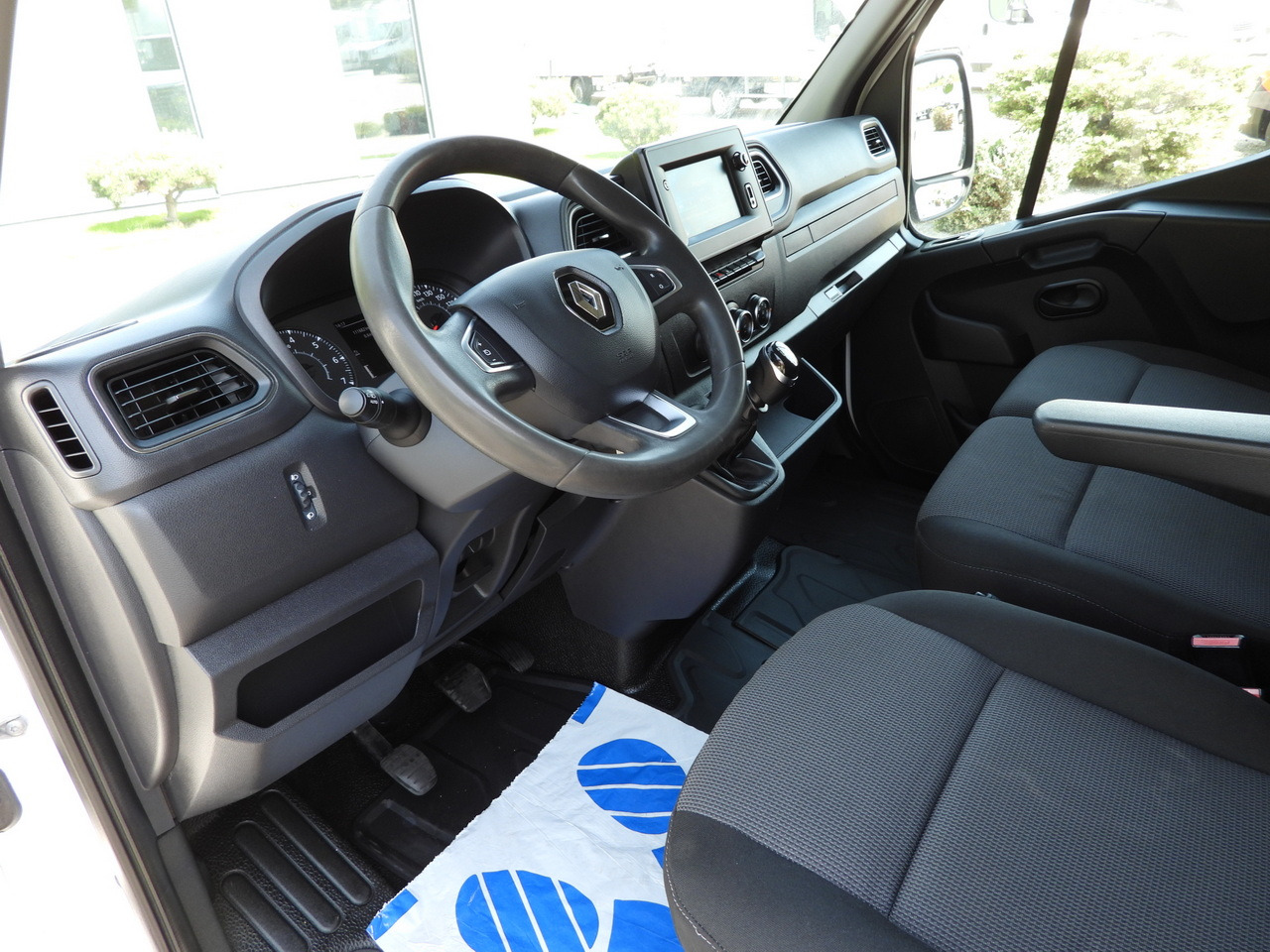 RENAULT MASTER BOX LIFT 8 PALLETS CRUISE CONTROL NAVIGATION LED LIGHTS TWIN WHEELS AIR CONDITIONING 145HP - Carrinha de contentor: foto 2 RENAULT MASTER BOX LIFT 8 PALLETS CRUISE CONTROL NAVIGATION LED LIGHTS TWIN WHEELS AIR CONDITIONING 145HP - Carrinha de contentor: foto 2