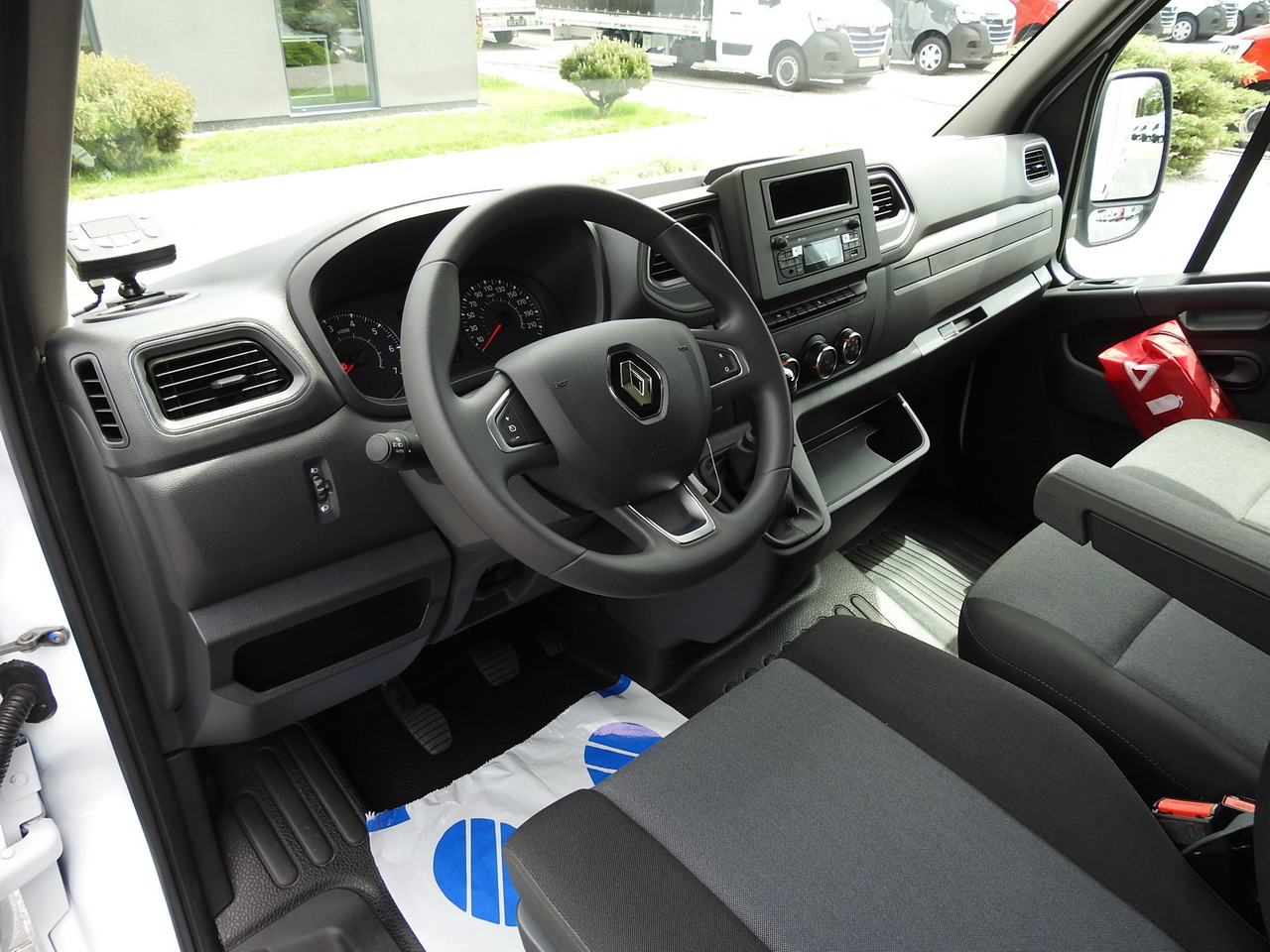 RENAULT MASTER NEW REGRIGERATOR BOX -10*C 8 PALLETS CRUISE CONTROL AIR CONDITIONING LED LIGHTS GUARANTEE 165HP - Carrinha frigorífica: foto 2 RENAULT MASTER NEW REGRIGERATOR BOX -10*C 8 PALLETS CRUISE CONTROL AIR CONDITIONING LED LIGHTS GUARANTEE 165HP - Carrinha frigorífica: foto 2