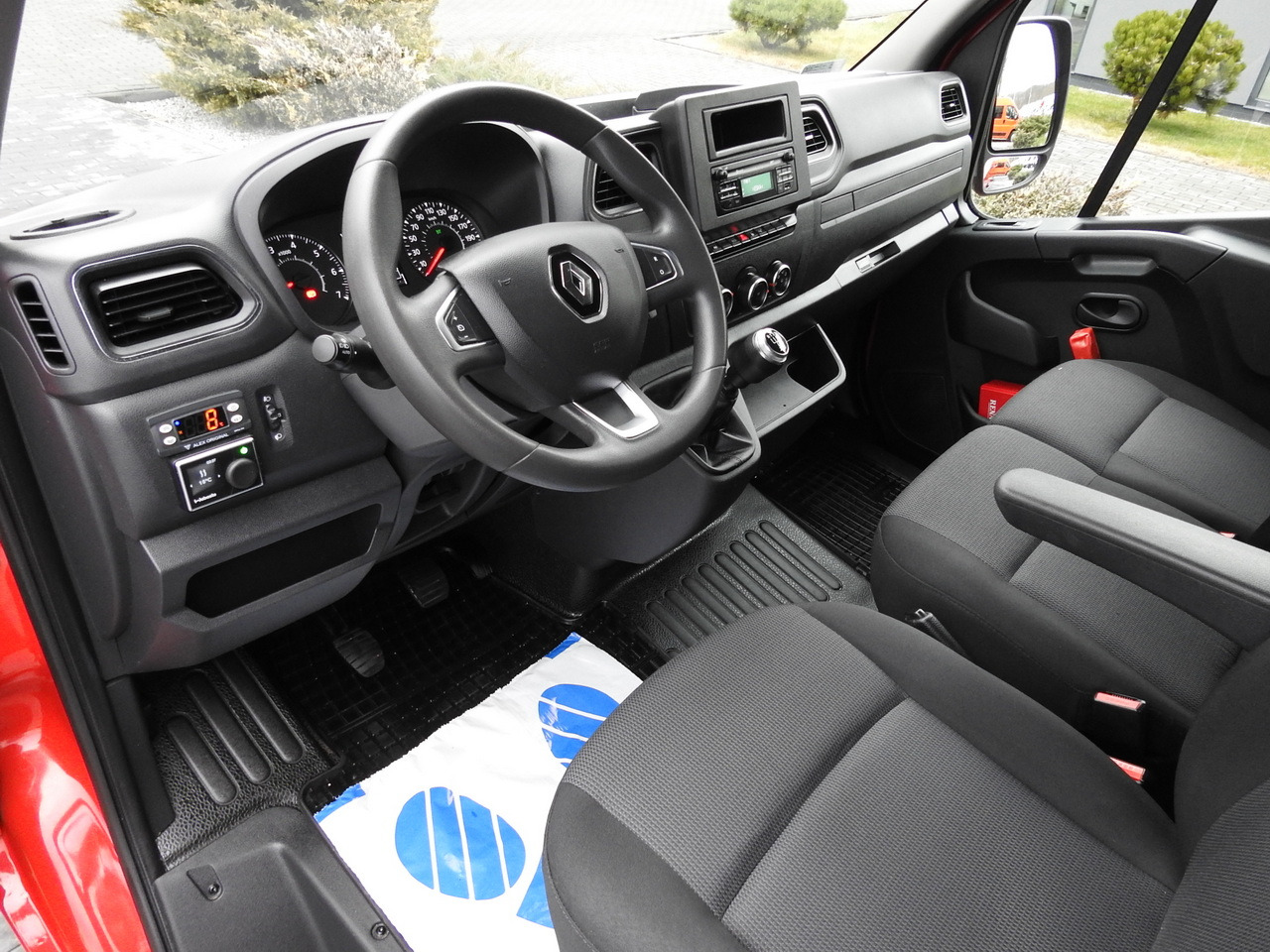 RENAULT MASTER REFRIGERATOR VAN 1*C CRUISE CONTROL AIR CONDITIONING LED LIGHTS 135HP - Carrinha frigorífica: foto 2 RENAULT MASTER REFRIGERATOR VAN 1*C CRUISE CONTROL AIR CONDITIONING LED LIGHTS 135HP - Carrinha frigorífica: foto 2