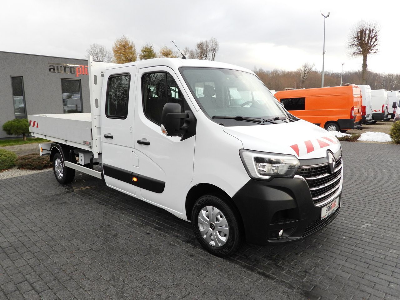 RENAULT MASTER STAKE BODY DOUBLE CABIN DOKA 6 SEATS CRUISE CONTROL NAVIGATION LED LIGHTS AIR CONDITIONING 150HP - Carrinha cabine dupla: foto 4 RENAULT MASTER STAKE BODY DOUBLE CABIN DOKA 6 SEATS CRUISE CONTROL NAVIGATION LED LIGHTS AIR CONDITIONING 150HP - Carrinha cabine dupla: foto 4