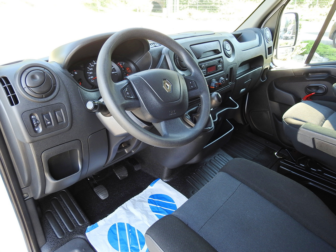 RENAULT MASTER TARPAULIN 8 PALLETS WEBASTO CRUISE CONTROL AIR CONDITIONING PNEUMATICS 170HP - Carrinha de lona: foto 2 RENAULT MASTER TARPAULIN 8 PALLETS WEBASTO CRUISE CONTROL AIR CONDITIONING PNEUMATICS 170HP - Carrinha de lona: foto 2