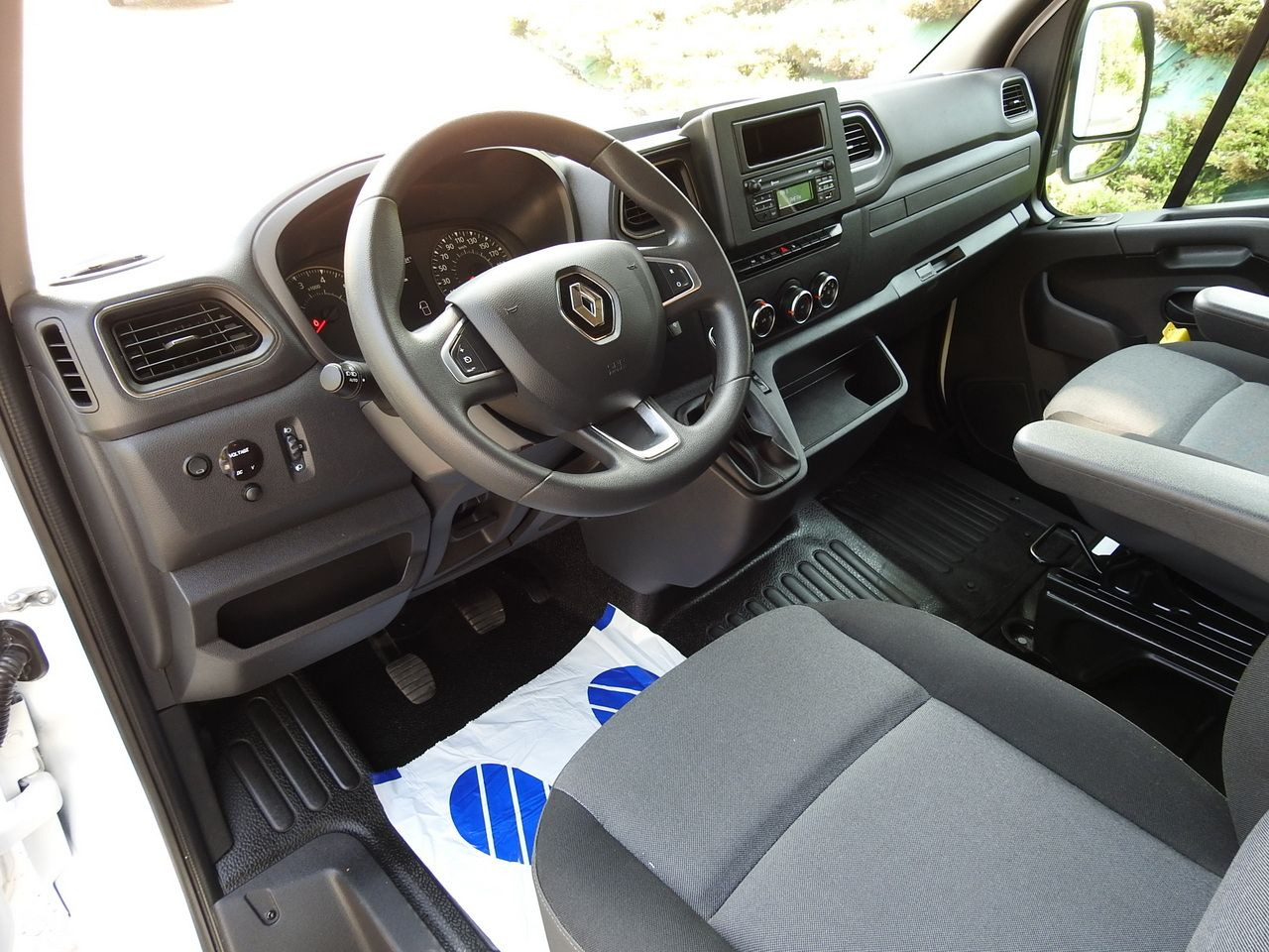 RENAULT MASTER TARPAULIN 8 PALLETS WEBASTO CRUISE CONTROL LED LIGHTS PNEUMATICS 165HP - Carrinha de lona: foto 2 RENAULT MASTER TARPAULIN 8 PALLETS WEBASTO CRUISE CONTROL LED LIGHTS PNEUMATICS 165HP - Carrinha de lona: foto 2