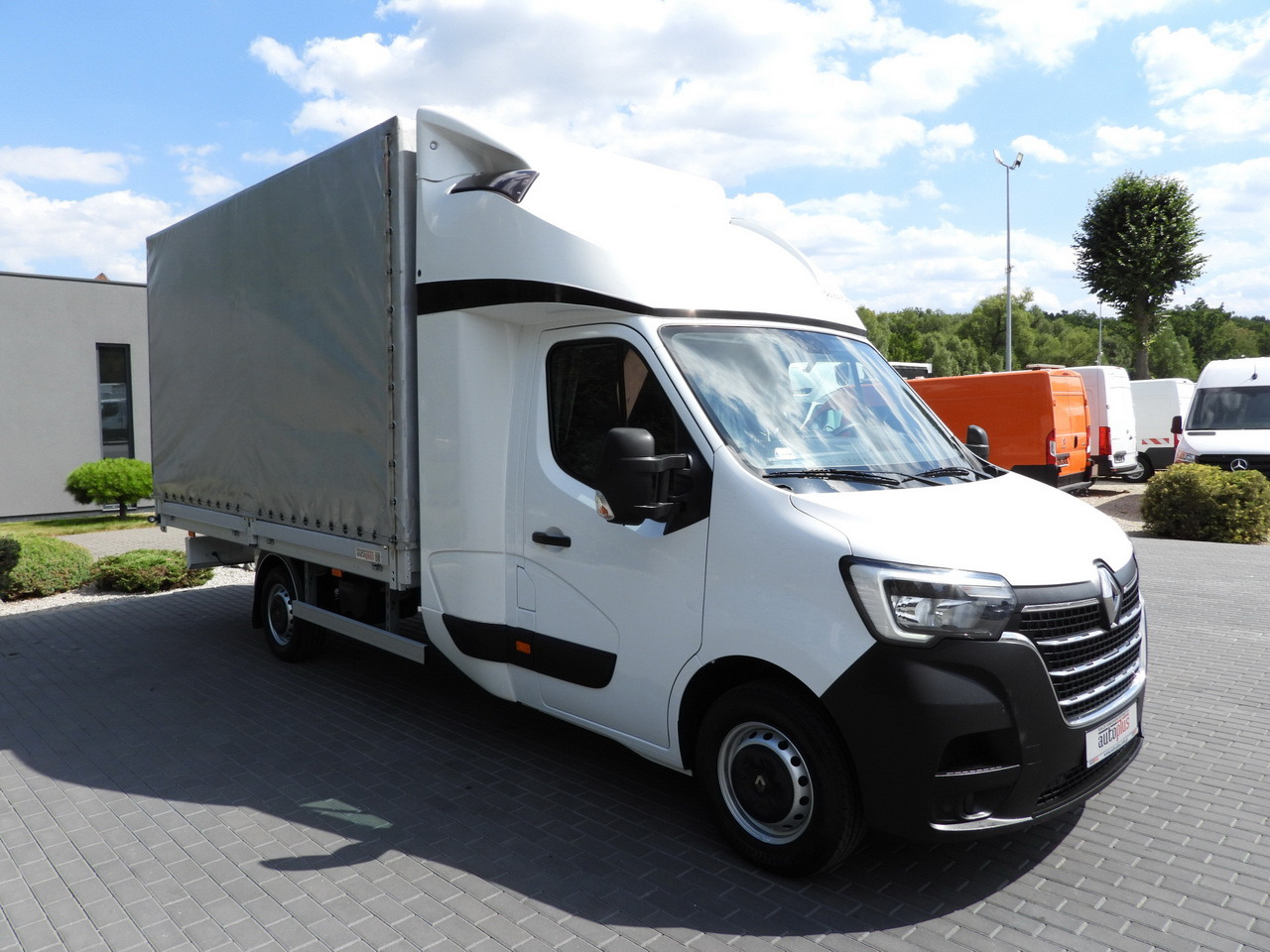RENAULT MASTER TARPAULIN 8 PALLETS WEBASTO CRUISE CONTROL LED LIGHTS PNEUMATICS AIR CONDITIONING 165HP - Carrinha de lona: foto 4 RENAULT MASTER TARPAULIN 8 PALLETS WEBASTO CRUISE CONTROL LED LIGHTS PNEUMATICS AIR CONDITIONING 165HP - Carrinha de lona: foto 4
