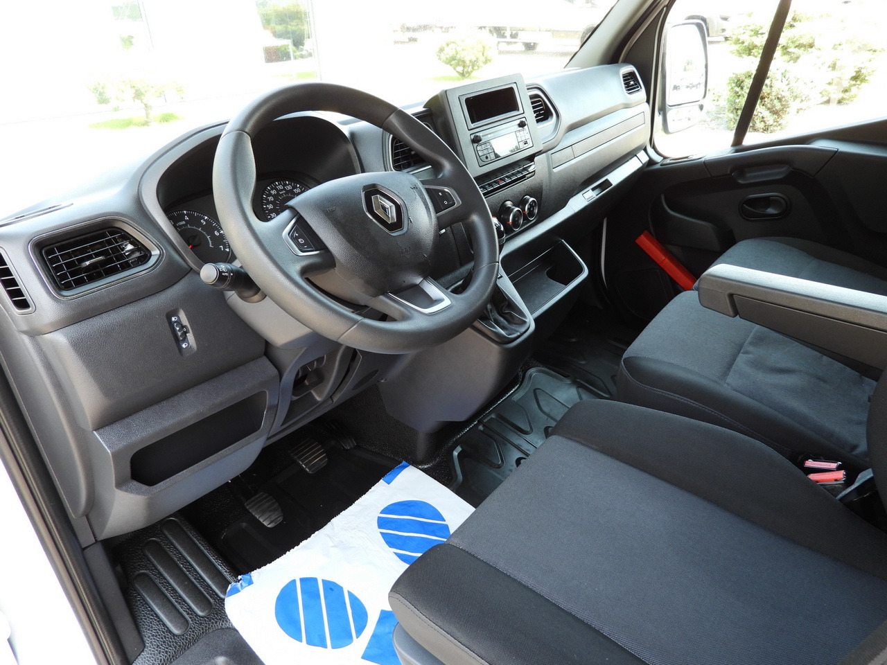 RENAULT MASTER TARPAULIN LIFT 10 PALLETS WEBASTO CRUISE CONTROL LED LIGHTS PNEUMATICS AIR CONDITIONING 165HP - Carrinha de lona: foto 2 RENAULT MASTER TARPAULIN LIFT 10 PALLETS WEBASTO CRUISE CONTROL LED LIGHTS PNEUMATICS AIR CONDITIONING 165HP - Carrinha de lona: foto 2