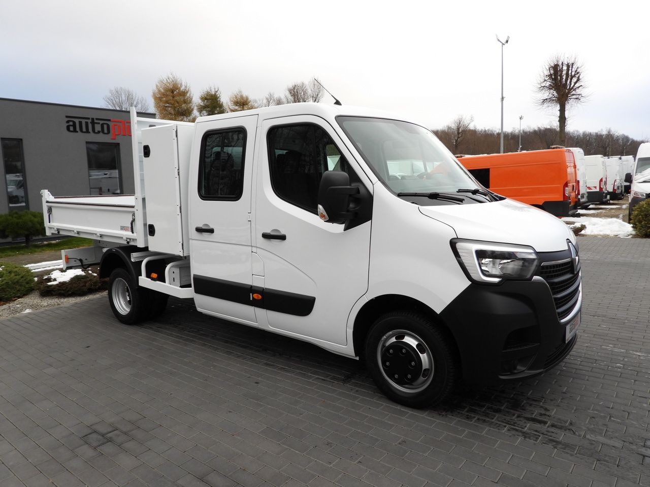 RENAULT MASTER TIPPER DOUBLE CABIN DOKA 6 SEATS CRUISE CONTROL LED LIGHTS TWIN WHEELS AIR CONDITIONING 145HP - Carrinha basculante: foto 4 RENAULT MASTER TIPPER DOUBLE CABIN DOKA 6 SEATS CRUISE CONTROL LED LIGHTS TWIN WHEELS AIR CONDITIONING 145HP - Carrinha basculante: foto 4