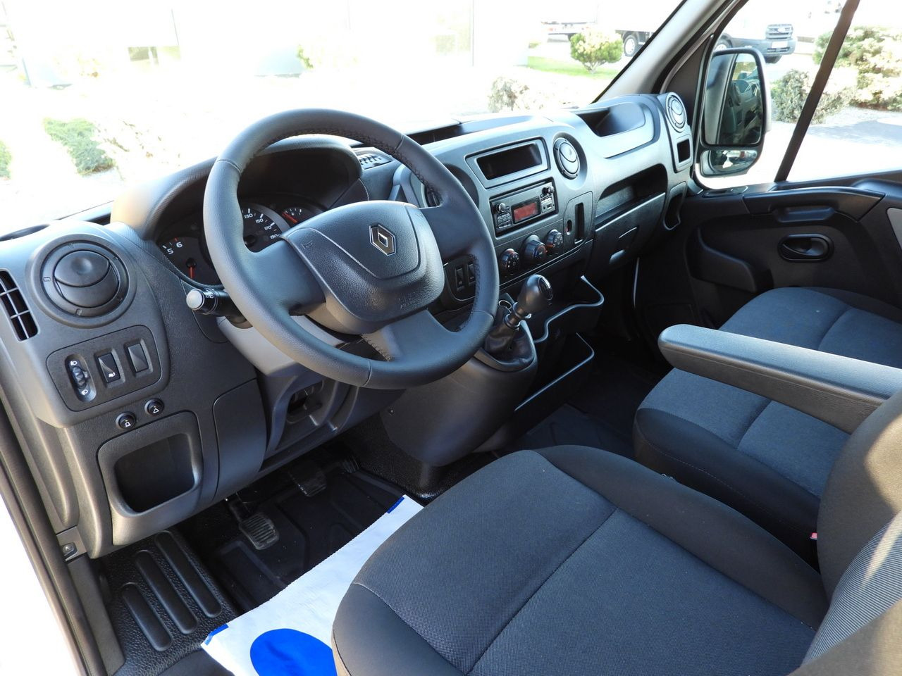 RENAULT MASTER TIPPER DOUBLE CABIN DOKA 7 SEATS CRUISE CONTROL AIR CONDITIONING 145HP - Carrinha basculante: foto 2 RENAULT MASTER TIPPER DOUBLE CABIN DOKA 7 SEATS CRUISE CONTROL AIR CONDITIONING 145HP - Carrinha basculante: foto 2