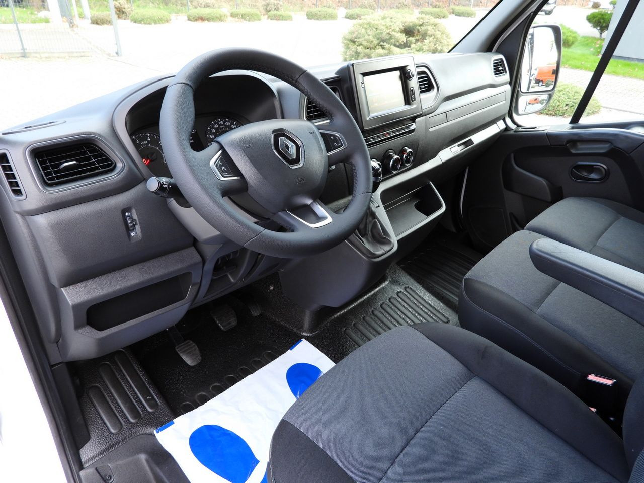 RENAULT MASTER TIPPER DOUBLE CABIN DOKA 7 SEATS CRUISE CONTROL NAVIGATION LED LIGHTS AIR CONDITIONING 145HP - Carrinha basculante: foto 2 RENAULT MASTER TIPPER DOUBLE CABIN DOKA 7 SEATS CRUISE CONTROL NAVIGATION LED LIGHTS AIR CONDITIONING 145HP - Carrinha basculante: foto 2