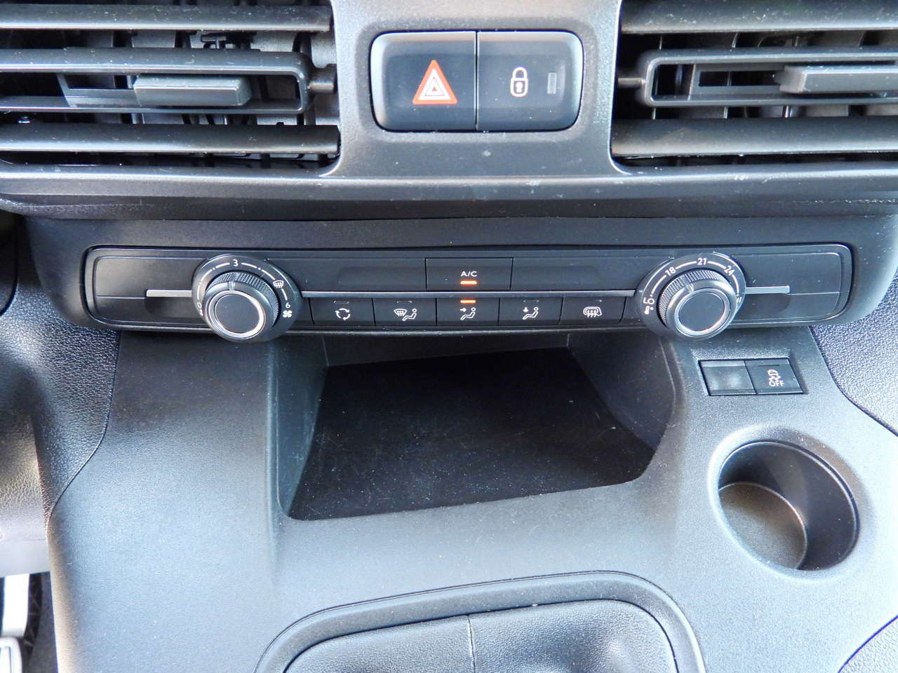 Carrinha frigorífica TOYOTA PROACE CITY  REFRIGERATOR VAN -15*C POWER SUPPLY 230V CRUISE CONTROL AIR CONDITIONING  100HP: foto 36