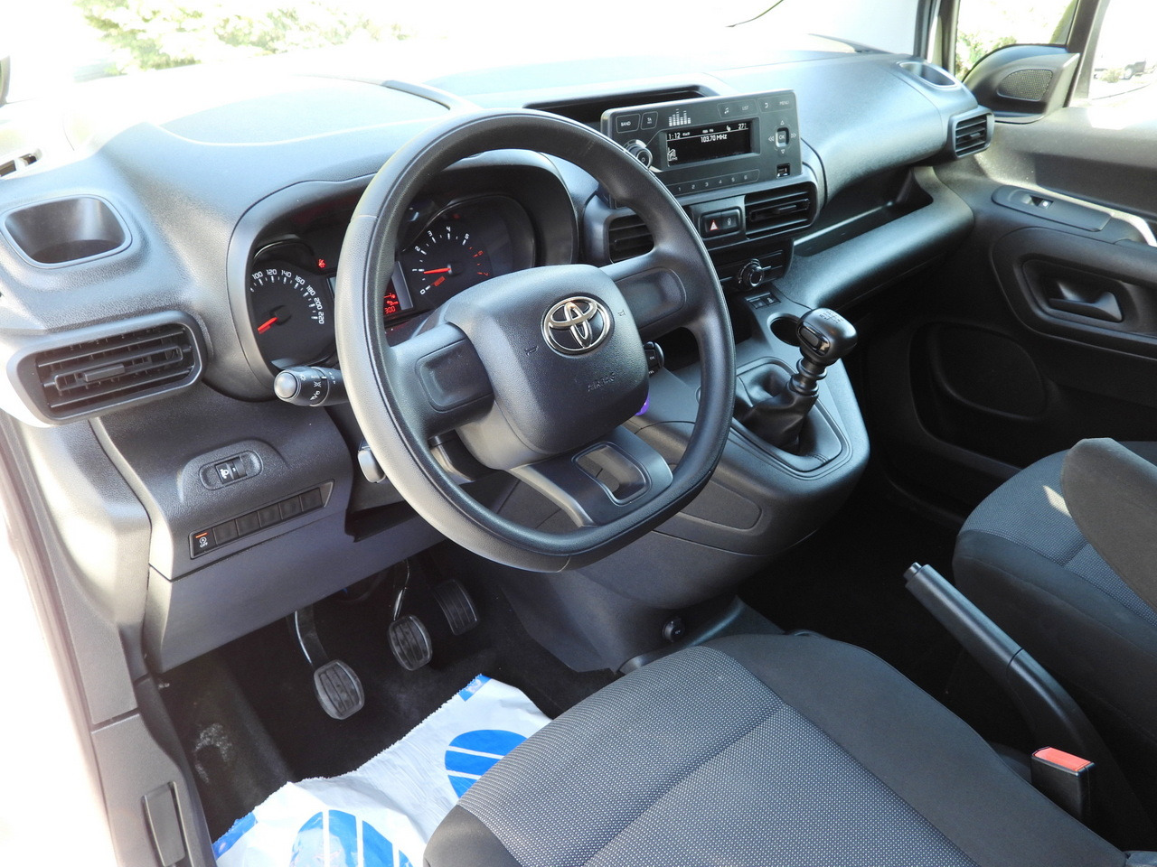 TOYOTA PROACE CITY REFRIGERATOR VAN -15*C POWER SUPPLY 230V CRUISE CONTROL AIR CONDITIONING 100HP - Carrinha frigorífica: foto 2 TOYOTA PROACE CITY REFRIGERATOR VAN -15*C POWER SUPPLY 230V CRUISE CONTROL AIR CONDITIONING 100HP - Carrinha frigorífica: foto 2