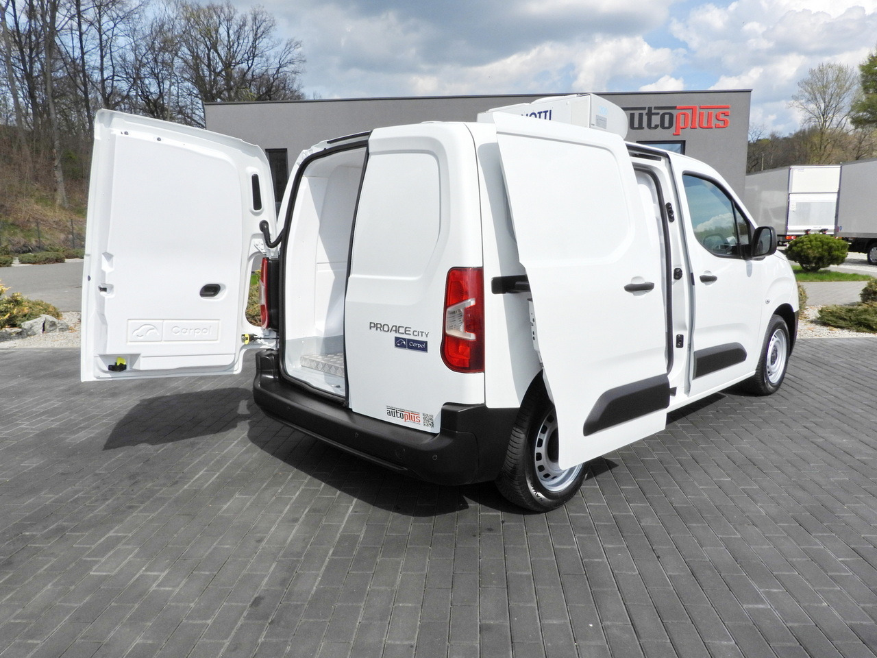 TOYOTA PROACE CITY REFRIGERATOR VAN -15*C POWER SUPPLY 230V CRUISE CONTROL AIR CONDITIONING 100HP - Carrinha frigorífica: foto 3 TOYOTA PROACE CITY REFRIGERATOR VAN -15*C POWER SUPPLY 230V CRUISE CONTROL AIR CONDITIONING 100HP - Carrinha frigorífica: foto 3