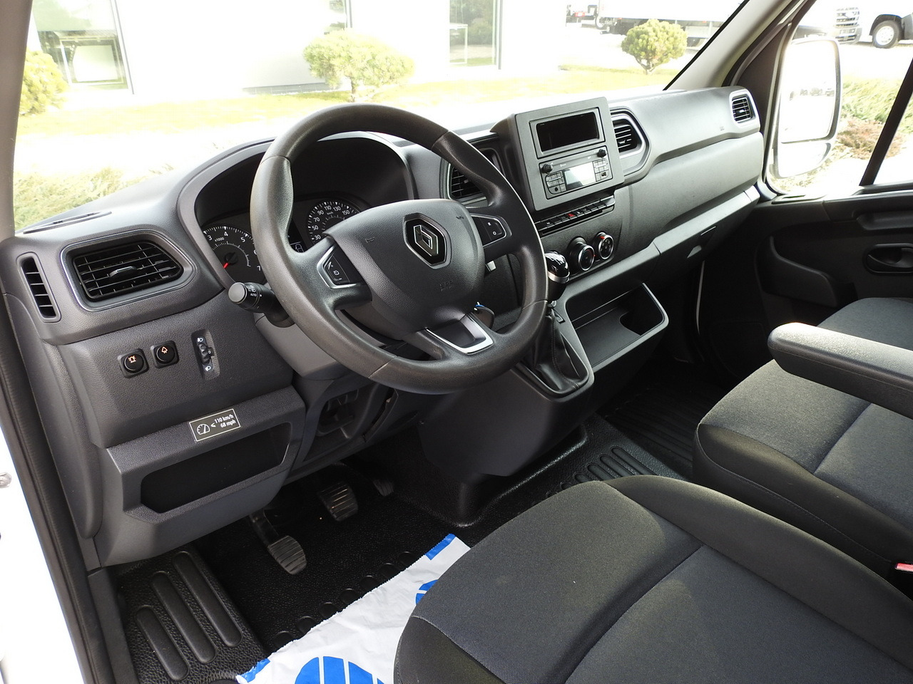 RENAULT MASTER BOX DELIVERY VAN 7 SEATS CRUISE CONTROL AIR CONDITIONING LED LIGHTS 135HP - Veículo comercial: foto 2 RENAULT MASTER BOX DELIVERY VAN 7 SEATS CRUISE CONTROL AIR CONDITIONING LED LIGHTS 135HP - Veículo comercial: foto 2