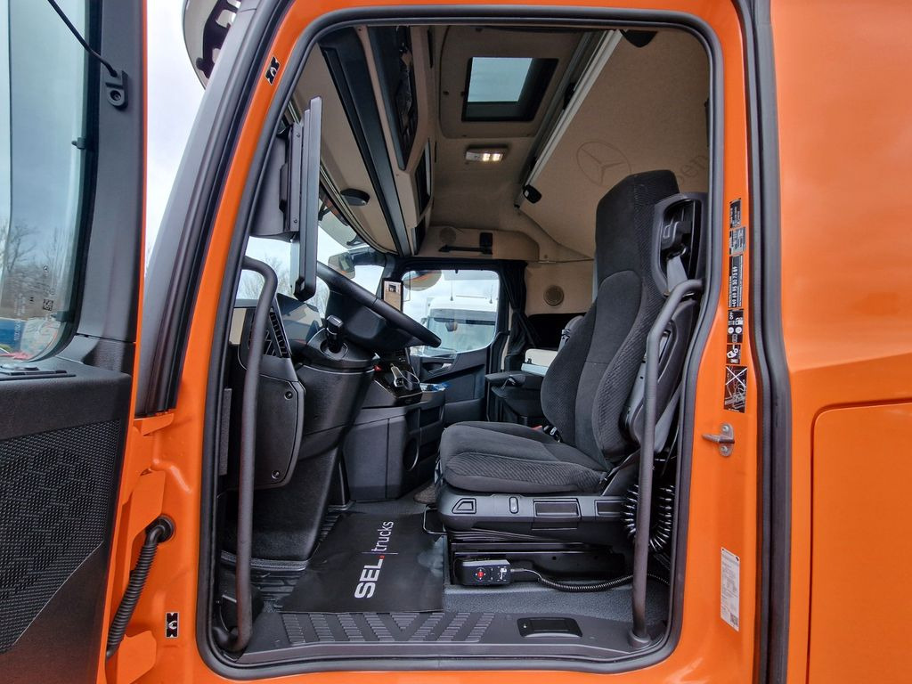 Fotografia de interior 1: Camião de lona Mercedes-Benz Actros 2548 / Retarder Mercedes-Benz Actros 2548 / Retarder
