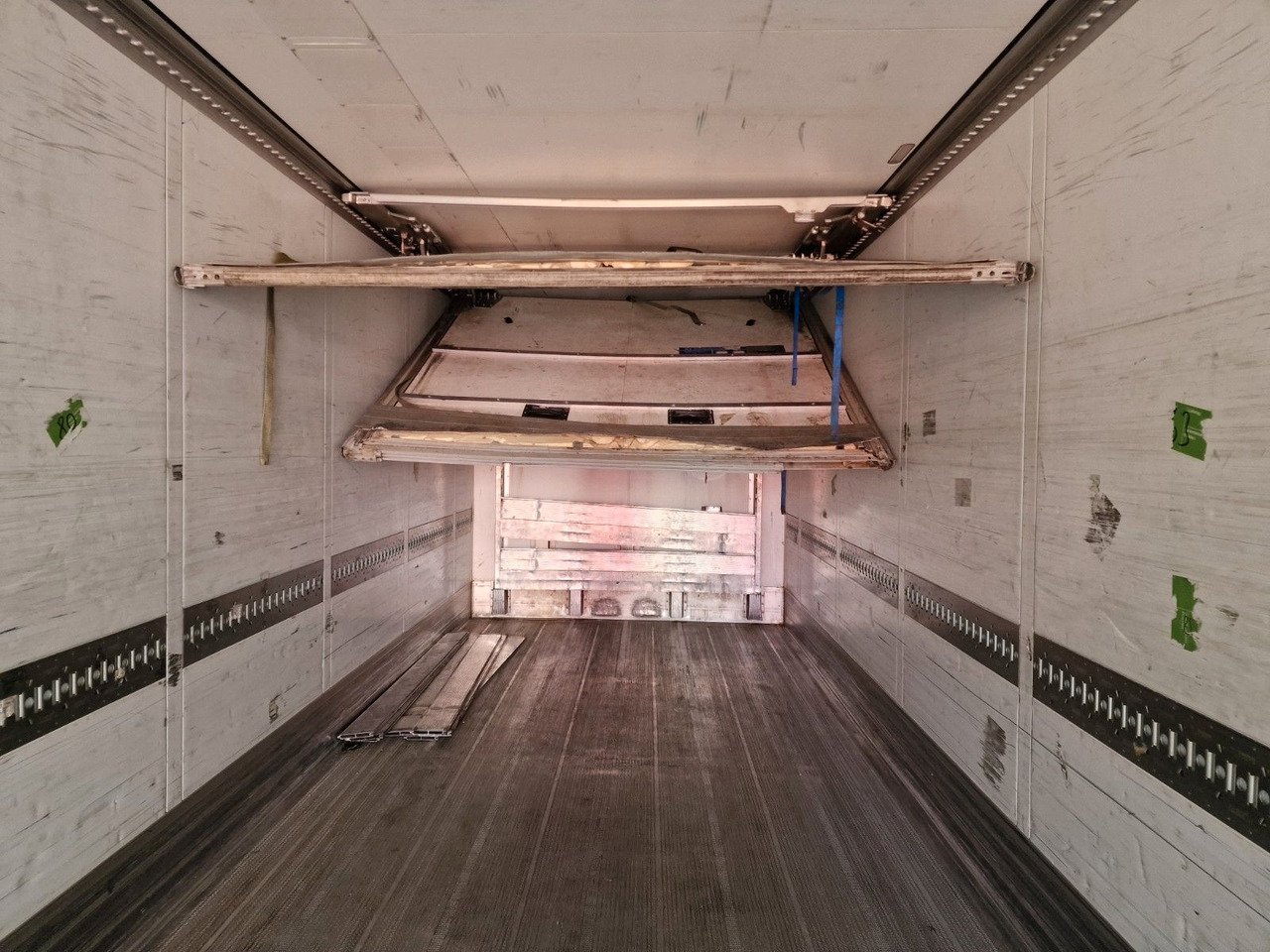 Semi-reboque frigorífico Schmitz Cargobull SKO 24/L - 13.4 FP 45 COOL / Rolltor: foto 11 Semi-reboque frigorífico Schmitz Cargobull SKO 24/L - 13.4 FP 45 COOL / Rolltor: foto 11