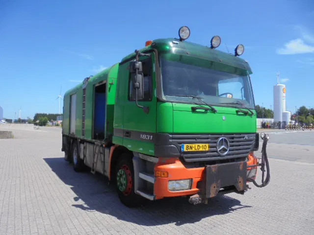 Mercedes-Benz Actros 1831 1831 Bitumensprayer - Camião cisterna: foto 3 Mercedes-Benz Actros 1831 1831 Bitumensprayer - Camião cisterna: foto 3