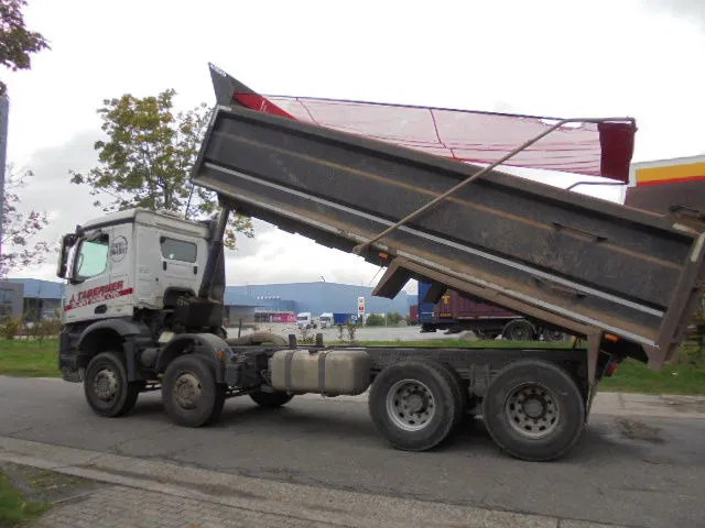 Camião basculante Mercedes-Benz Arocs 3243 K 8X4: foto 6 Camião basculante Mercedes-Benz Arocs 3243 K 8X4: foto 6
