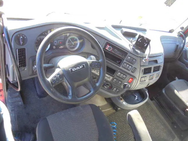 Fotografia de interior 1: Tractor DAF XF 440 6X2 NL TRUCK