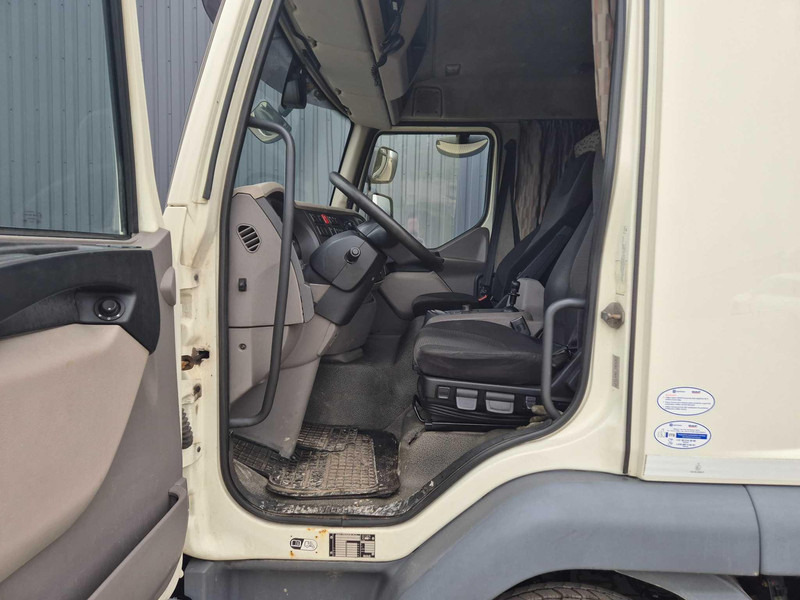 Fotografia de interior 1: Camião de lona DAF LF 12.180
