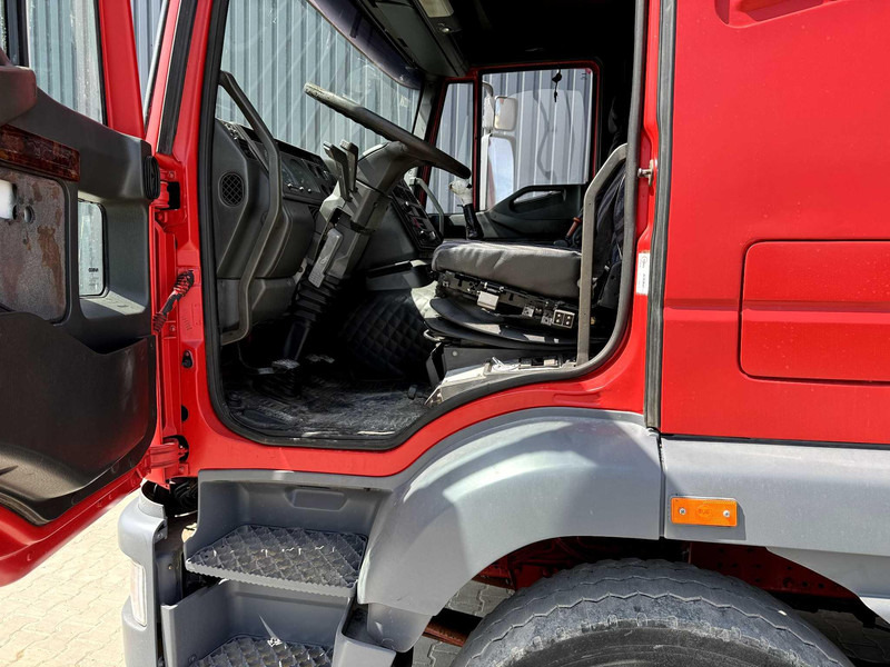 Fotografia de interior 1: Tractor Iveco Eurotech 240E38 6x2