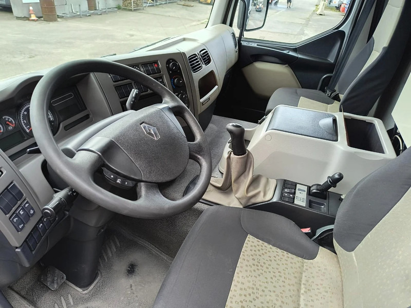 Fotografia de interior 1: Camião cisterna para transporte de combustível Renault Premium 310 DXI CARBURANT / FUEL 13500L - 4 COMP
