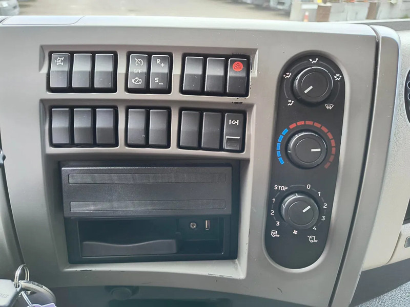 Camião cisterna para transporte de combustível Renault Premium 310 DXI - CARBURANT / FUEL 13500L - 4 COMP: foto 11 Camião cisterna para transporte de combustível Renault Premium 310 DXI - CARBURANT / FUEL 13500L - 4 COMP: foto 11