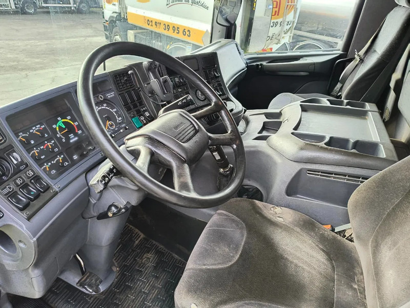 Fotografia de interior 1: Locação financeira de Scania 94 G.300 6X2 FOODBULK SILO - 8 COMP. - STEERING AXLE Scania 94 G.300 6X2 FOODBULK SILO - 8 COMP. - STEERING AXLE