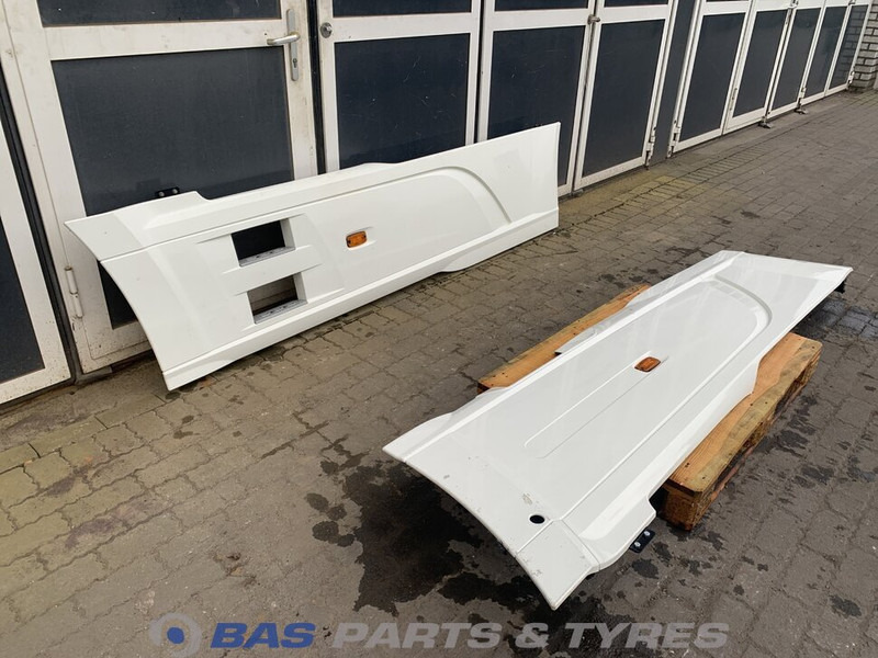 DAF XF106 Sideskirt Set DAF 1903109 - Carroceria e exterior para Camião: foto 3 DAF XF106 Sideskirt Set DAF 1903109 - Carroceria e exterior para Camião: foto 3