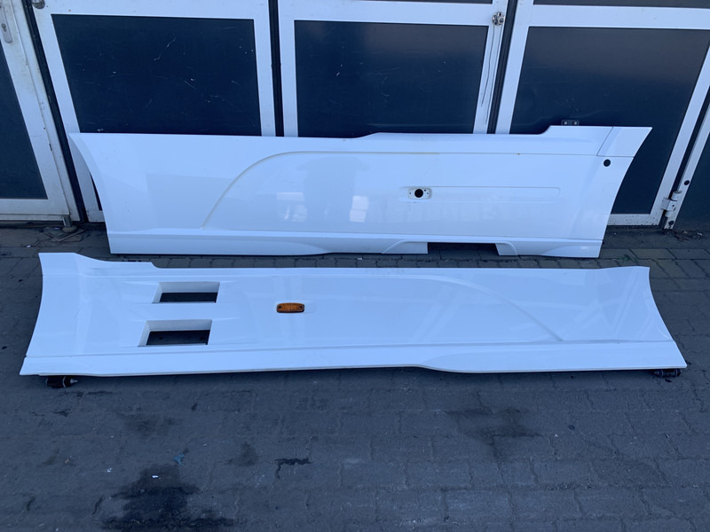 DAF XF106 Sideskirt Set DAF 1903109 - Carroceria e exterior para Camião: foto 1 DAF XF106 Sideskirt Set DAF 1903109 - Carroceria e exterior para Camião: foto 1