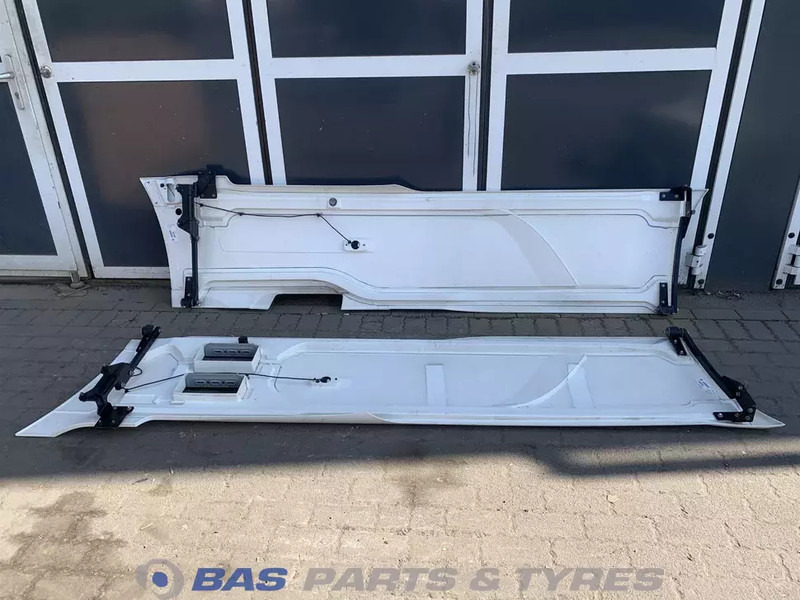 DAF XF106 Sideskirt Set DAF 1903109 - Carroceria e exterior para Camião: foto 4 DAF XF106 Sideskirt Set DAF 1903109 - Carroceria e exterior para Camião: foto 4