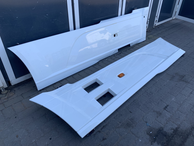 DAF XF106 Sideskirt Set DAF 1903109 - Carroceria e exterior para Camião: foto 2 DAF XF106 Sideskirt Set DAF 1903109 - Carroceria e exterior para Camião: foto 2