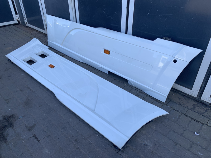 DAF XF106 Sideskirt Set DAF 1903109 - Carroceria e exterior para Camião: foto 3 DAF XF106 Sideskirt Set DAF 1903109 - Carroceria e exterior para Camião: foto 3