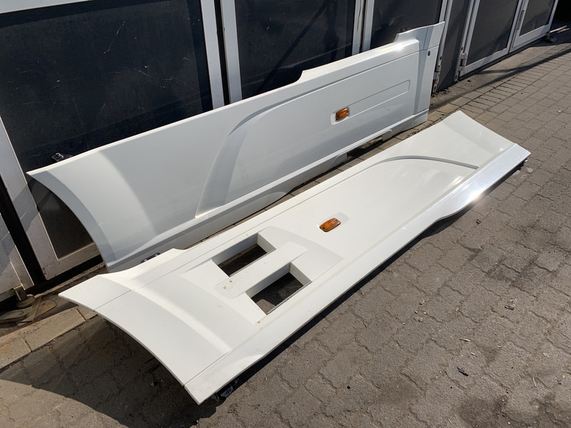 DAF XF106 Sideskirt Set DAF 1903109 - Carroceria e exterior para Camião: foto 2 DAF XF106 Sideskirt Set DAF 1903109 - Carroceria e exterior para Camião: foto 2