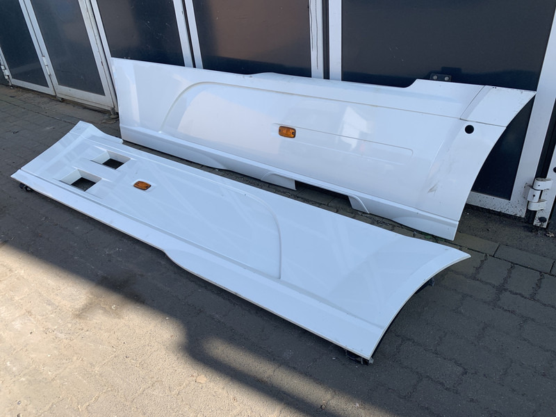 DAF XF106 Sideskirt Set DAF 1903109 - Carroceria e exterior para Camião: foto 3 DAF XF106 Sideskirt Set DAF 1903109 - Carroceria e exterior para Camião: foto 3