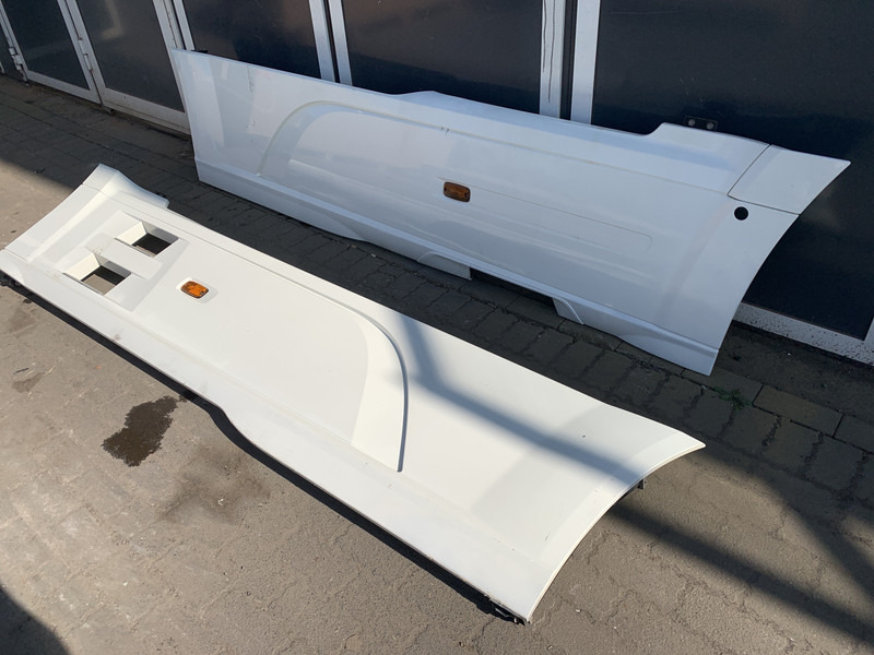DAF XF106 Sideskirt Set DAF 1903109 - Carroceria e exterior para Camião: foto 3 DAF XF106 Sideskirt Set DAF 1903109 - Carroceria e exterior para Camião: foto 3