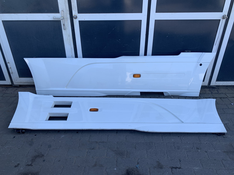 DAF XF106 Sideskirt Set DAF 1903109 - Carroceria e exterior para Camião: foto 1 DAF XF106 Sideskirt Set DAF 1903109 - Carroceria e exterior para Camião: foto 1