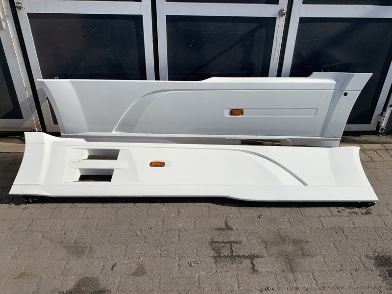 DAF XF106 Sideskirt Set DAF 1903109 - Carroceria e exterior para Camião: foto 1 DAF XF106 Sideskirt Set DAF 1903109 - Carroceria e exterior para Camião: foto 1