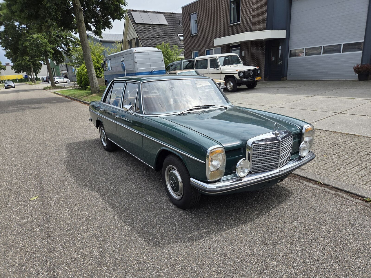 Mercedes-Benz 220 (W115) sedan - Sedan: foto 1 Mercedes-Benz 220 (W115) sedan - Sedan: foto 1