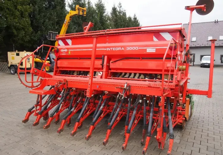 Agregat uprawowo-siewny Kuhn KE303 i INTEGRA 3000 2009 Agrebat uprawowo siewny, brona aktywna AMAZONE i KUHN - Semeadora combinada: foto 4 Agregat uprawowo-siewny Kuhn KE303 i INTEGRA 3000 2009 Agrebat uprawowo siewny, brona aktywna AMAZONE i KUHN - Semeadora combinada: foto 4