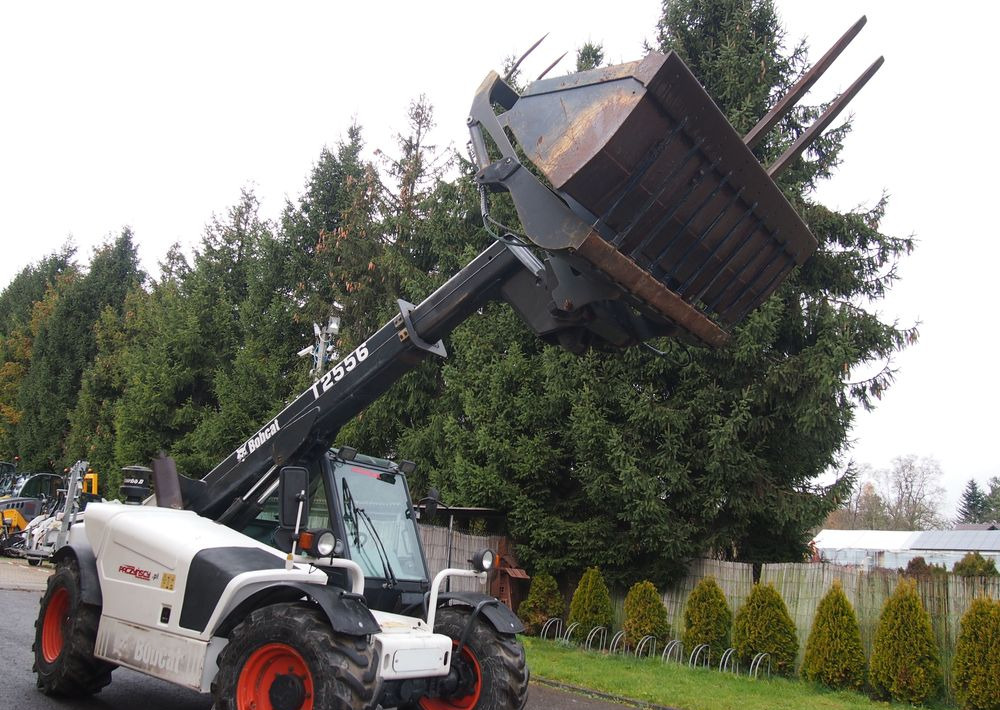 Ładowarka teleskopowa Bobcat T2556 2005 Ładowarka teleskopowa BOBCAT - Empilhador telescópico: foto 2 Ładowarka teleskopowa Bobcat T2556 2005 Ładowarka teleskopowa BOBCAT - Empilhador telescópico: foto 2